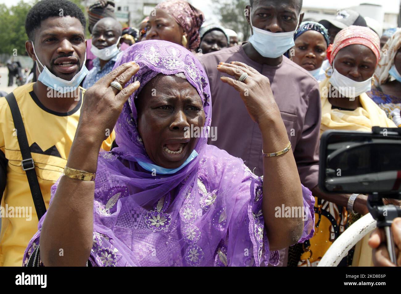 Alhaja Risi Sanni parla con i giornalisti durante una protesta da parte dei pellegrini musulmani agitati per l'escursione a Hajj tariffe presso la Casa di Stato di Lagos, Alusa, Ikeja, Lagos, Nigeria, Lunedì 25 2022 aprile. I pellegrini intenzionati, che avevano pagato un milione di trecento Naira, dovrebbero pagare un milione di trecentoquarantamila Naira con scadenza mercoledì 27 aprile 2022. Foto di Adekunle Ajayi (Foto di Adekunle Ajayi/NurPhoto) Foto Stock