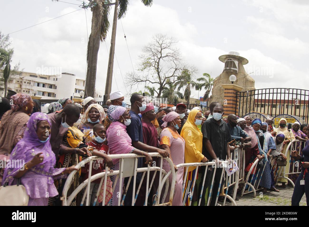 L'intenzione dei pellegrini musulmani è grata al Lagos state House of Assembly di Alusa, Ikeja, Lagos, Nigeria, per protestare contro l'aumento delle tariffe Hajj lunedì 25 2022 aprile. I pellegrini intenzionati, che avevano pagato un milione di trecento Naira, dovrebbero pagare un milione di trecentoquarantamila Naira con scadenza mercoledì 27 aprile 2022. Foto di Adekunle Ajayi (Foto di Adekunle Ajayi/NurPhoto) Foto Stock