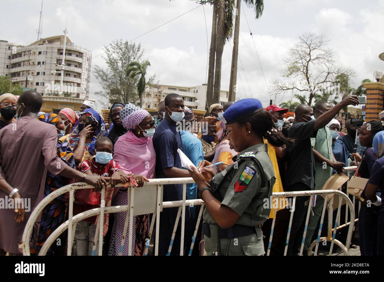 Una poliziesca femminile prende atto durante una protesta da parte dei pellegrini musulmani intenti addolorati per l'escursione a Hajj tariffe presso la Lagos state House of Assembly, Alusa, Ikeja, Lagos, Nigeria, Lunedì 25 2022 aprile. I pellegrini intenzionati, che avevano pagato un milione di trecento Naira, dovrebbero pagare un milione di trecentoquarantamila Naira con scadenza mercoledì 27 aprile 2022. Foto di Adekunle Ajayi (Foto di Adekunle Ajayi/NurPhoto) Foto Stock