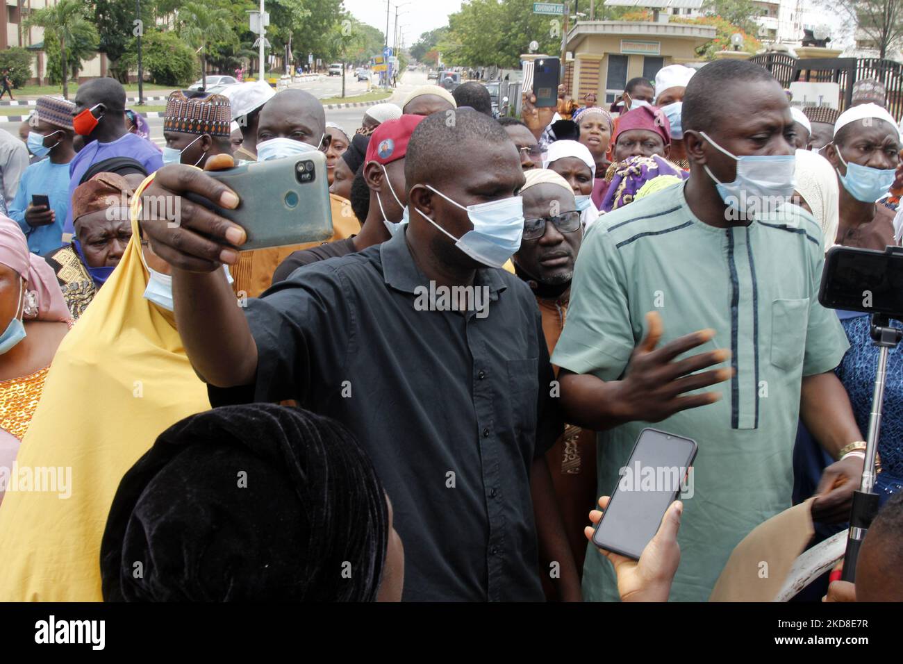 L'intenzione dei pellegrini musulmani è grata al Lagos state House of Assembly di Alusa, Ikeja, Lagos, Nigeria, per protestare contro l'aumento delle tariffe Hajj lunedì 25 2022 aprile. I pellegrini intenzionati, che avevano pagato un milione di trecento Naira, dovrebbero pagare un milione di trecentoquarantamila Naira con scadenza mercoledì 27 aprile 2022. Foto di Adekunle Ajayi (Foto di Adekunle Ajayi/NurPhoto) Foto Stock