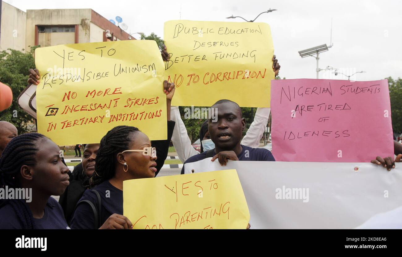 I membri dell’Associazione degli scrittori per l’istruzione della Nigeria (EWAN) protestano pacificamente per il continuo sciopero dei docenti delle università pubbliche sotto l’egida dell’Unione accademica delle università (ASUU) ad Alausa, Ikeja, Lagos, Nigeria, lunedì 25 aprile 2022. L'ASUU è in sciopero da mesi per l'incapacità del governo federale di onorare l'accordo raggiunto con l'Unione su un maggior finanziamento delle istituzioni pubbliche terziarie. Foto di Adekunle Ajayi (Foto di Adekunle Ajayi/NurPhoto) Foto Stock