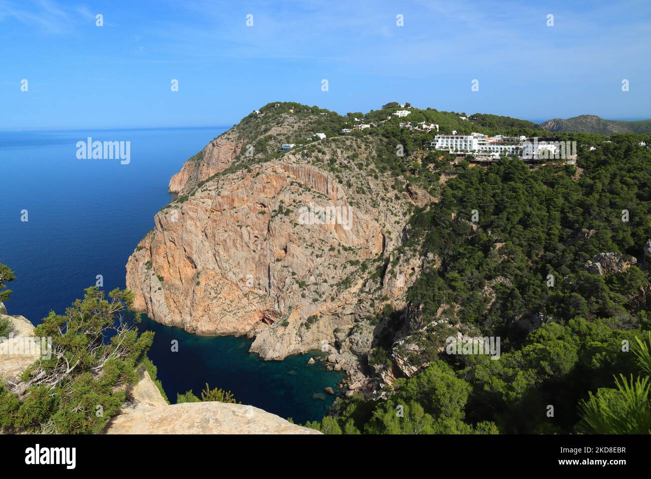 Scogliere enormi vicino a Port De Sant Miquel, Ibiza, Isole Baleari, Spagna. Foto Stock