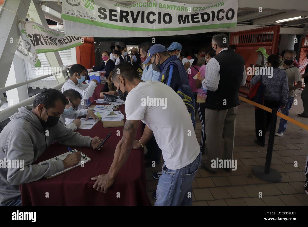 Il personale medico offre rapporti a persone in un'unità di vaccinazione presso la stazione della metropolitana Constitución de 1917 a Città del Messico, dove l'AstraZeneca biologico viene applicato a persone che non l'hanno ancora fatto o che mancano qualche rinforzo. (Foto di Gerardo Vieyra/NurPhoto) Foto Stock