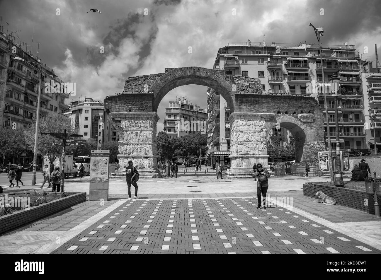 Foto in bianco e nero di Kamara. L'Arco di Galerio conosciuto come Kamara vicino a Rotunda a Salonicco. Il monumento fu commissionato dall'imperatore romano Galerio e raffigura con pannelli scultorei in marmo intagliato, rilievi la celebrazione della vittoria su Narses (Narseh), il settimo imperatore nell'Impero Persiano Sassanide nel 299 d.C. L'Arco di Galerio sorge su quella che oggi è l'intersezione delle vie Egnatia e Dimitriou Gounari. La costruzione dell'arco fu realizzata negli anni 298 e 299 d.C.; fu dedicata nel 303 d.C. per celebrare la vittoria del tetrarca Galerio, sul Sassanide Persi Foto Stock