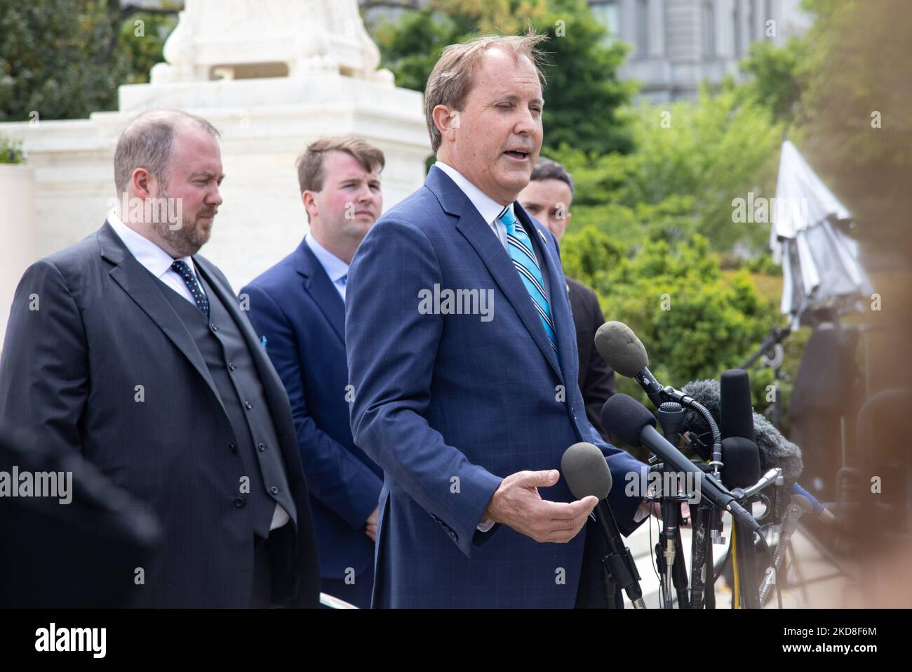 Il procuratore generale del Texas Ken Paxton parla al di fuori della Corte Suprema a Washington, D.C. il 26 aprile 2022, quando le argomentazioni di apertura concludono nel caso di Biden contro Texas, una sfida all’abrogazione da parte dell’amministrazione Biden dei protocolli di protezione dei migranti di Trump. (Foto di Bryan Olin Dozier/NurPhoto) Foto Stock