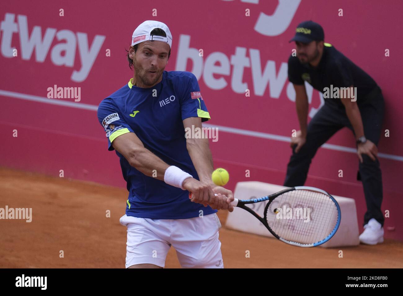 João Sousa del Portogallo compete contro Sebastian Baez dell'Argentina durante il torneo di tennis Millennium Estoril Open ATP 250 all'Estoril Tennis Club di Estoril, Portogallo, il 26 aprile 2022. (Foto di Nuno Cruz/NurPhoto) Foto Stock