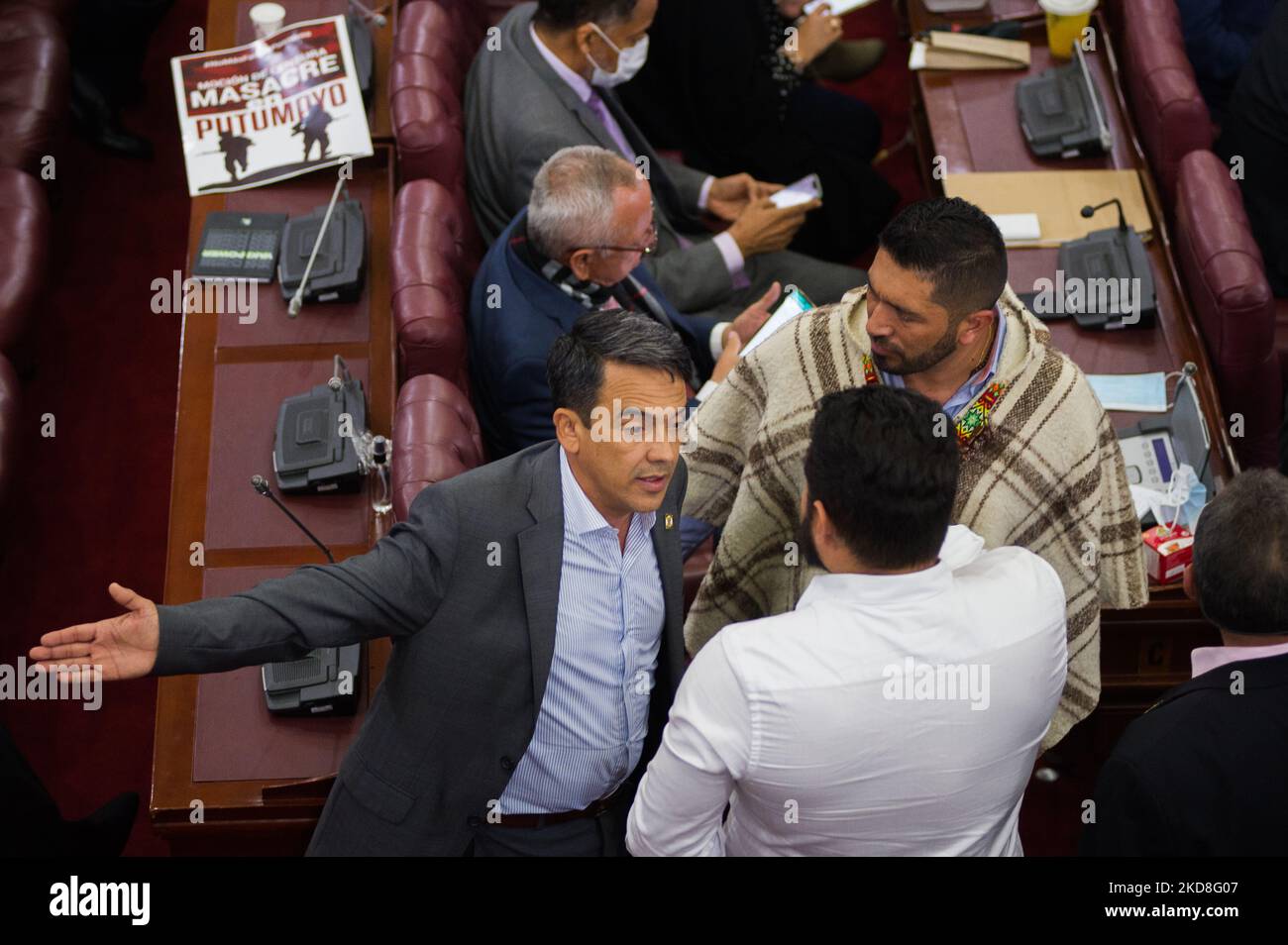 Il membro del Congresso Jose Vicente Carreno Castro reagisce al membro del Congresso Inti Asprilla durante la mozione di censura contro il ministro della Difesa colombiano Diego Molano al congresso colombiano per un raid militare che ha causato la morte nel 11, tra cui quattro civili sospettati dalle autorità di essere passati da membri della guerriglia, A Bogotà, Colombia 26 aprile 2022. Foto di: Chepa Beltran/Long Visual Press (Foto di Sebastian Barros/NurPhoto) Foto Stock