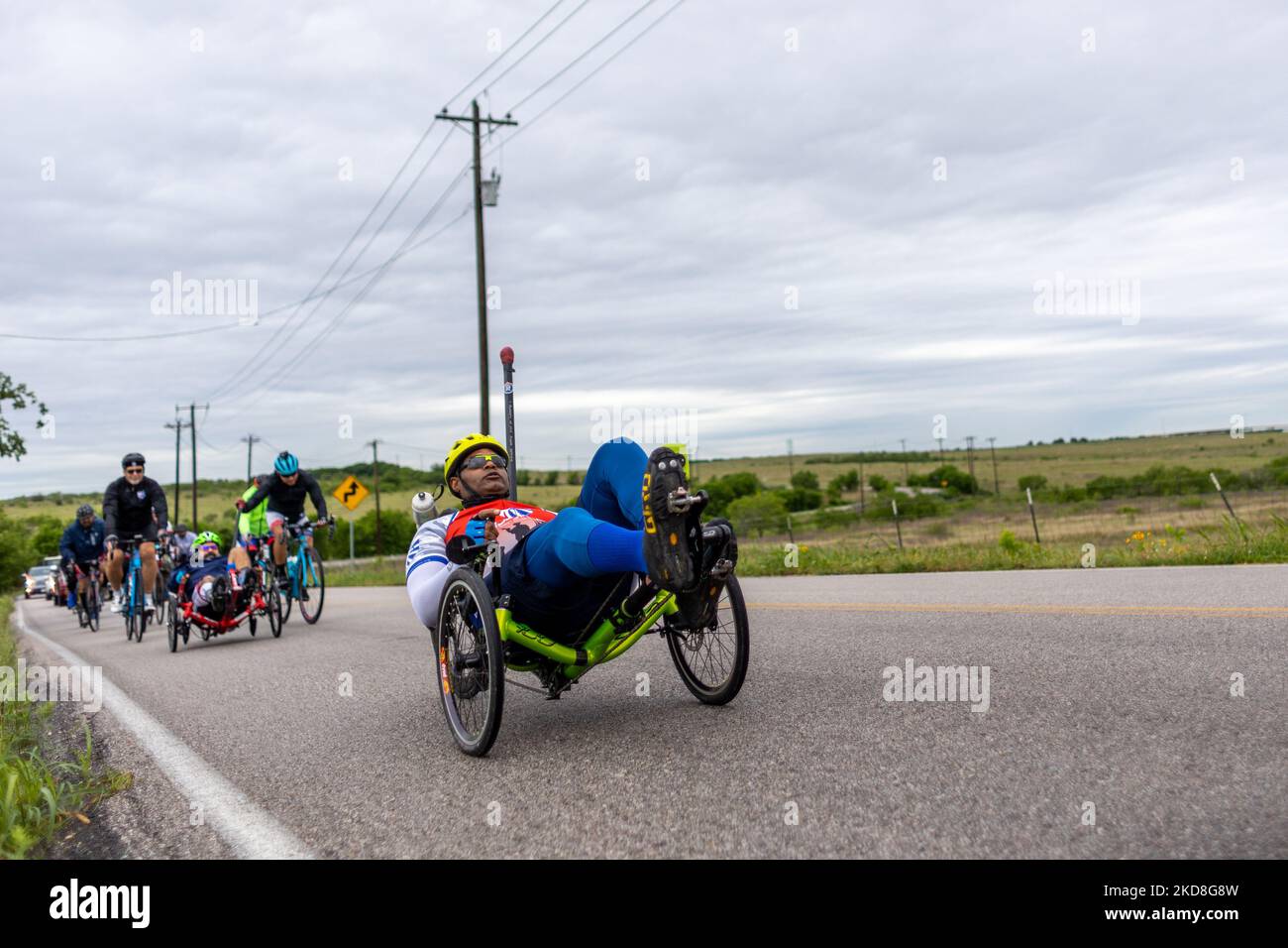 I ciclisti di Project HERO sono visti come partecipanti al Texas Challenge 2022; un giro in bicicletta di 400 giorni da San Antonio a Dallas, Texas. Project HERO è un'organizzazione no-profit che beneficia i veterani feriti e disabili e i soccorritori attraverso vari programmi ed eventi ciclistici. Martedì 26 aprile 2022 a Georgetown, Texas. (Foto di Jason Whitman/NurPhoto) Foto Stock