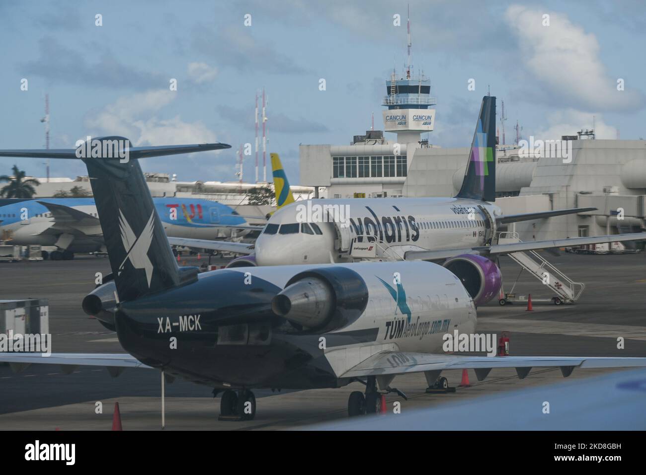 Aerei TUI Airline, Volaris Airline e TUM Aero Cargo visti all'Aeroporto Internazionale di Cancun. Lunedì 25 aprile 2022, all'aeroporto internazionale di Cancun, Cancun, Quintana Roo, Messico. (Foto di Artur Widak/NurPhoto) Foto Stock