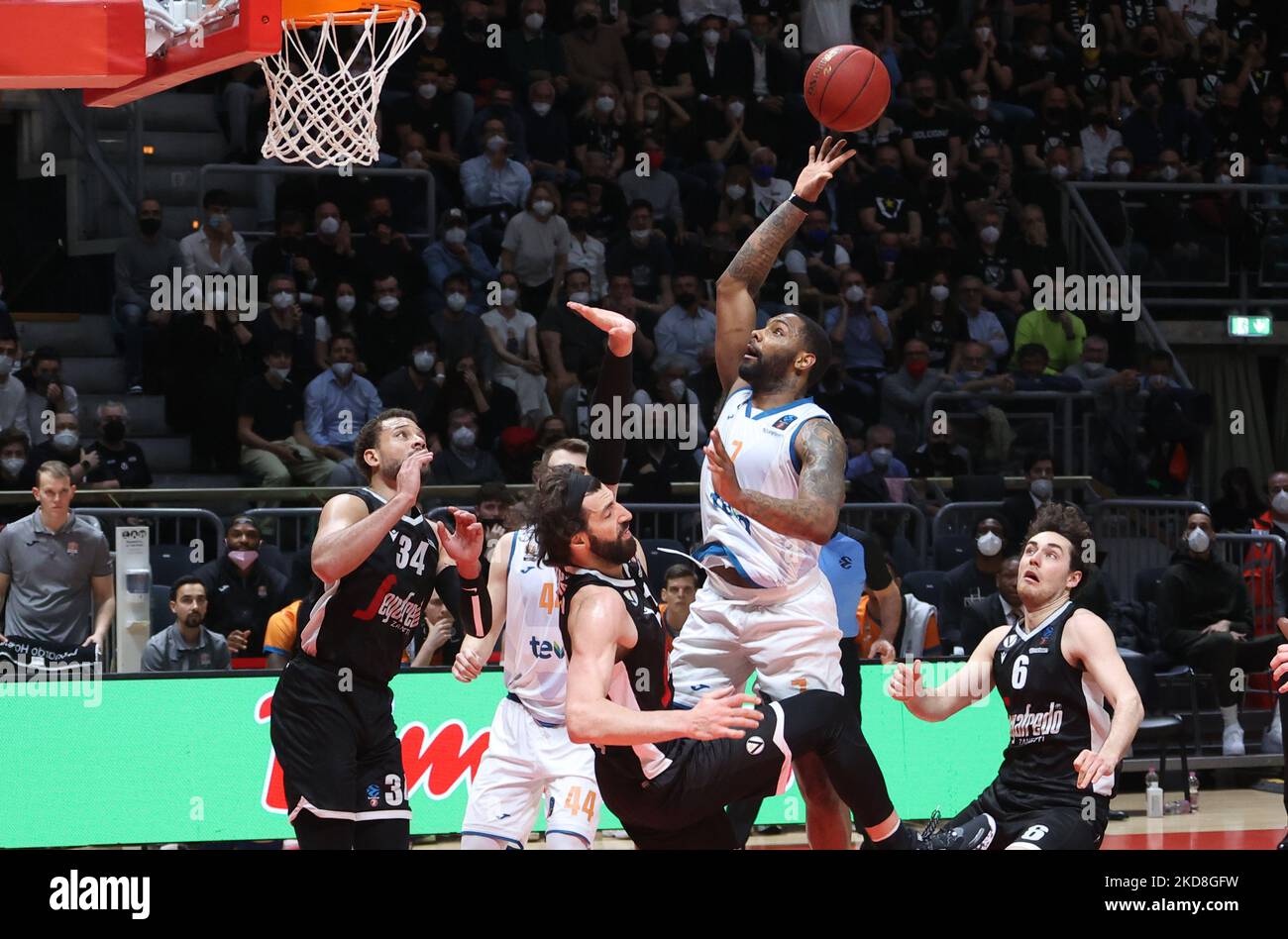 Sindarius Thornwell (Ratiopharm Ulm) durante il quarto incontro finale di campionato Eurocup Segafredo Virtus Bologna vs. Ratiopharm Ulm al palazzo dello sport di Paladozza - Bologna, 26 aprile 2022 (Foto di Michele Nucci/LiveMedia/NurPhoto) Foto Stock