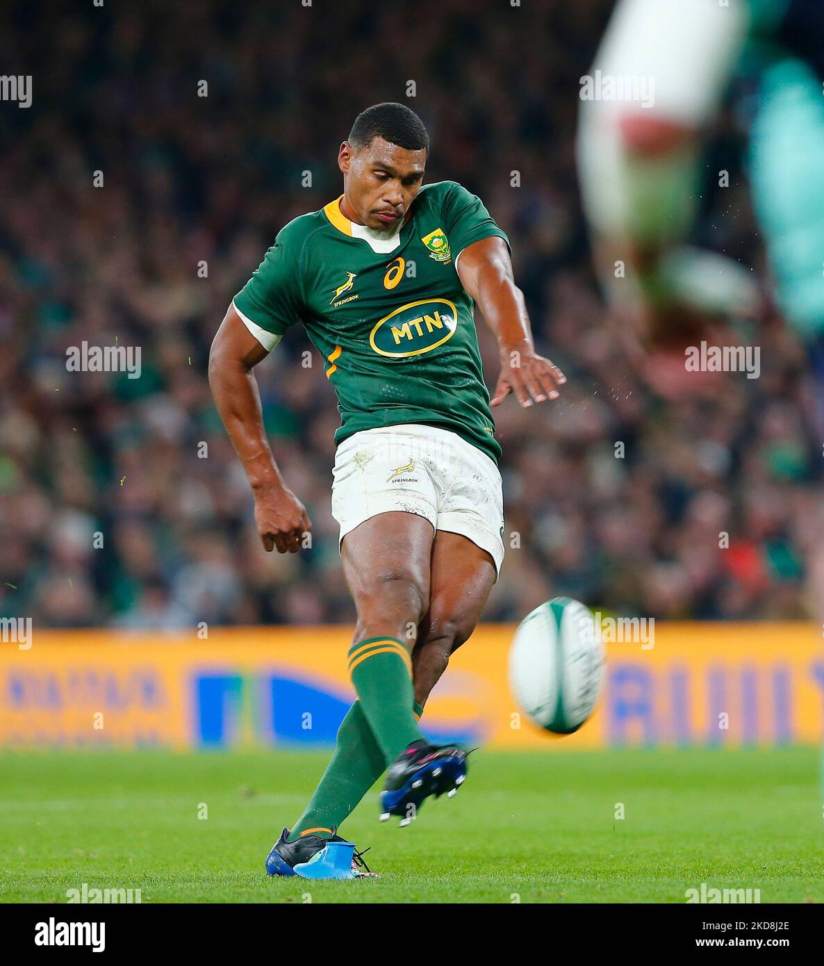 5th novembre 2022; Aviva Stadium, Dublino, Irlanda: Autunno serie internazionale rugby Irlanda contro Sud Africa; Damian Willemse del Sud Africa calcia una pena Foto Stock