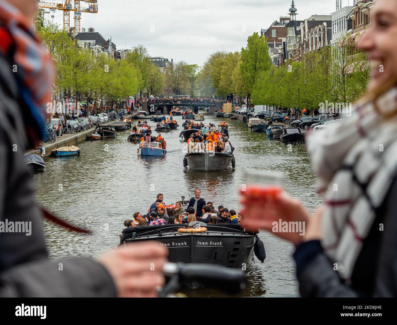 Il 27th aprile 2022 si festeggia il giorno del Re indossando abiti arancioni sulle barche lungo i canali di Amsterdam. (Foto di Romy Arroyo Fernandez/NurPhoto) Foto Stock