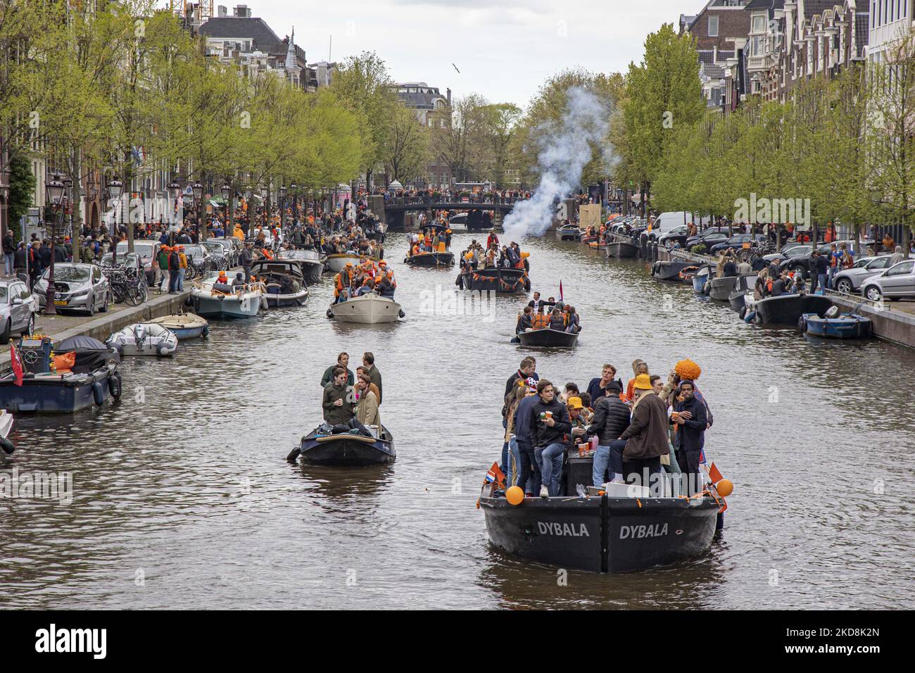 I Paesi Bassi festeggiano il King's Day dopo due anni di cancellazione a causa della pandemia di Coronavirus COVID-19 e delle restrizioni e misure di blocco. Migliaia di locali e visitatori hanno visitato i canali di Amsterdam per celebrare con varie feste il compleanno di Re Willem-Alexander conosciuto come Koningsdag, una festa nazionale olandese. Tutti i tipi di barche e navi sono visti nei canali che passano sotto i famosi ponti e vicino alle case strette di Amsterdam con persone che ballano e divertirsi. Le barche sfilano nei canali interni della città mentre i viaggiatori si riuniscono per le strade. Du Foto Stock