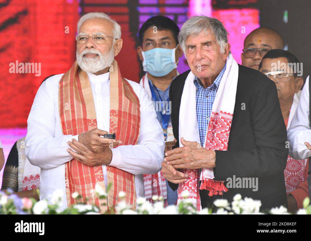 Il primo ministro indiano Narendra modi con l'industriale Ratan Naval Tata inaugura un centro di cura del cancro, all'Assam Medical College and Hospital (AMCH), nel Dsitrict di Dibrugarh di Assam, India, il 28,2022 aprile. (Foto di Anuwar Hazarika/NurPhoto) Foto Stock