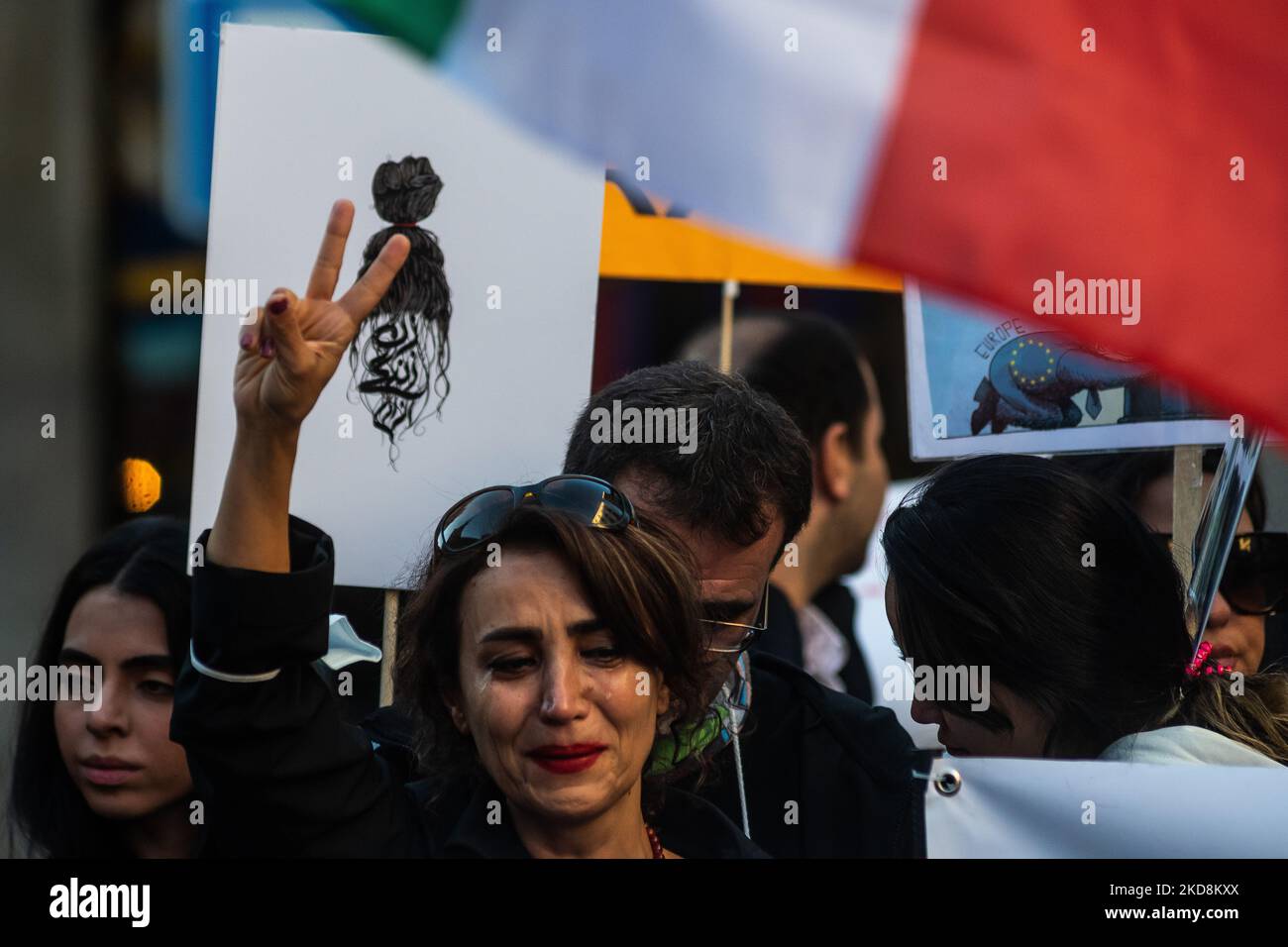 Madrid, Spagna. 05th Nov 2022. Una donna si vede piangere con lacrime sul viso durante una manifestazione davanti al Ministero degli Affari Esteri, chiedendo la libertà in Iran e contro la morte della donna iraniana Mahsa Amini. Mahsa Amini, 22 anni, è stato arrestato il 13 settembre nella capitale Teheran per aver vestito in modo improprio indossando un velo mal riposto. Morì tre giorni dopo in una stazione di polizia dove era detenuta. Credit: Marcos del Mazo/Alamy Live News Foto Stock