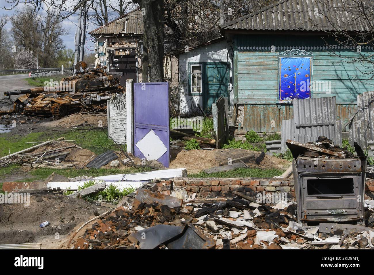 Casa di residenza, distrutta nel villaggio di Kolychivka durante l'invasione militare russa in Ucraina, zona di Chernihiv, 27 aprile 2022. (Foto di Maxym Marusenko/NurPhoto) Foto Stock