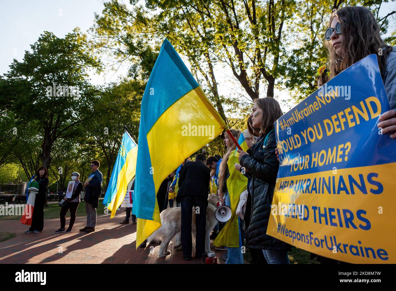 I manifestanti partecipano a un raduno alla Casa Bianca contro la guerra della Russia in Ucraina. La comunità bielorussa nella zona metropolitana di Washington DC si è unita alla protesta quotidiana degli attivisti ucraini statunitensi contro la Casa Bianca per dimostrare il loro sostegno. Entrambi i paesi attualmente soffrono per mano del presidente russo Vladimir Putin: L’Ucraina è sotto attacco, e la Bielorussia è guidata dal burattinaio Putin Alexander Lukashenko. (Foto di Allison Bailey/NurPhoto) Foto Stock