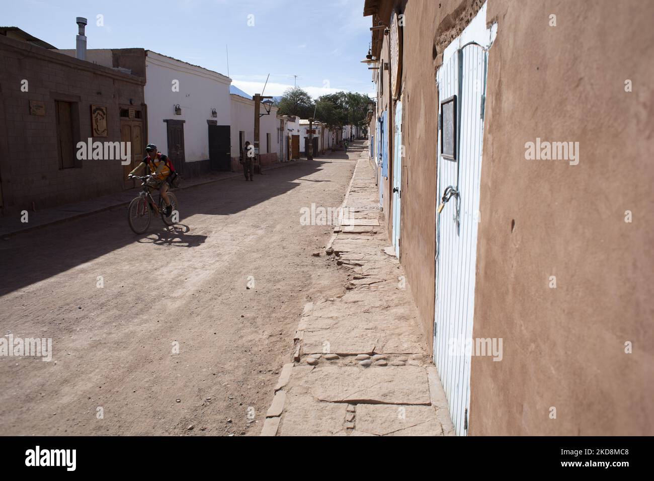 I residenti della città di San Pedro de Atacama iniziano ad accogliere i turisti dopo diversi anni di giorni di brutto a causa della pandemia del covid-19. Il 1 maggio, il governo del Cile aprirà i confini terrestri del paese, che porterà alla città con più visitatori stranieri. San Pedro de Atacama è considerato uno dei luoghi turistici più importanti del Cile.(Photo by Israel Chavez/NurPhoto) Foto Stock