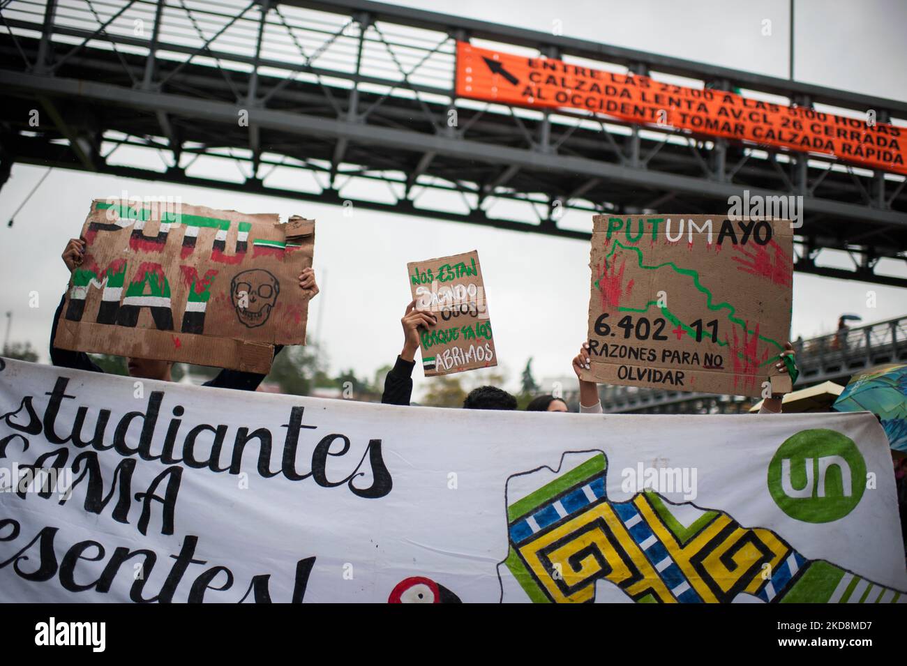 I dimostranti hanno dei segnali a sostegno delle vittime del RAID militare di Puerto Leguizamo, Putumayo, durante le manifestazioni commemorative del 28 aprile contro il governo del presidente Ivan Duque e la violenza all'Università Nacional de Colombia, i dimostranti hanno preso il campus chiuso dell'Università per scontrarsi. Il 28 aprile 2022, a Bogotà, Colombia (Foto di Sebastian Barros/NurPhoto) Foto Stock