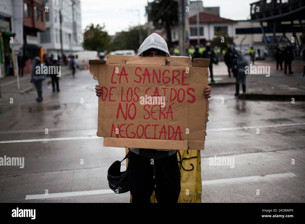 Un dimostratore ha un segno che dice 'il sangue da quelli caduti non sarà mai negoziato' durante il 28 aprile manifestazioni commemorative contro il governo del presidente Ivan Duque e la violenza all'Università Nacional de Colombia, dimostranti ha preso il campus chiuso dell'Università per scontrarsi. Il 28 aprile 2022, a Bogotà, Colombia (Foto di Sebastian Barros/NurPhoto) Foto Stock