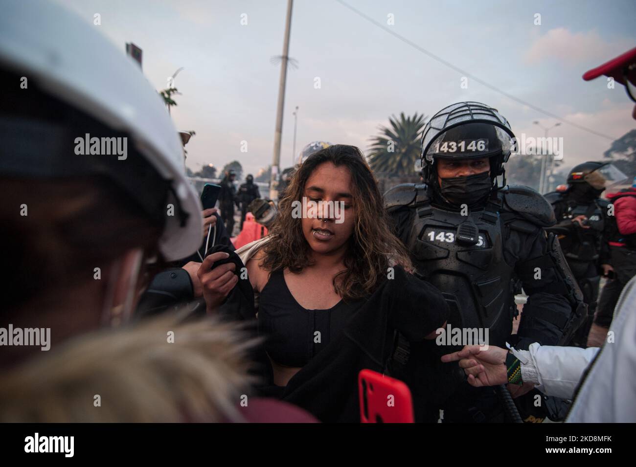 Una donna viene arrestata dalla polizia antisommossa della Colombia 'ESMAD' durante le manifestazioni commemorative del 28 aprile contro il governo del presidente Ivan Duque e la violenza all'Università Nacional de Colombia, dimostranti hanno preso il campus chiuso dell'Università per scontrarsi. Il 28 aprile 2022, a Bogotà, Colombia (Foto di Sebastian Barros/NurPhoto) Foto Stock