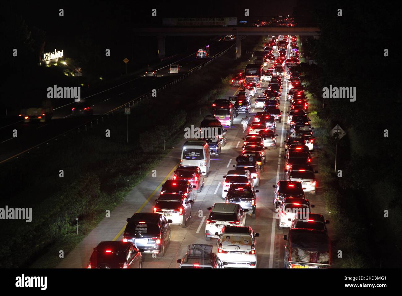 Migliaia di veicoli sono visti bloccati in lunghi ingorghi sull'autostrada di Cikampek, nella provincia di Giava Occidentale, il 29 aprile 2022, come persone che si dirigono verso la capitale Giacarta nella loro città natale per celebrare Eid al-Fitr con le loro famiglie. Il Ministero dei trasporti della Repubblica d'Indonesia ha dichiarato che, sulla base dei risultati di un'indagine statistica, si stima che 7 milioni di persone lasceranno Giacarta durante le vacanze di Eid al-Fitr di quest'anno. (Foto di Aditya Irawan/NurPhoto) Foto Stock