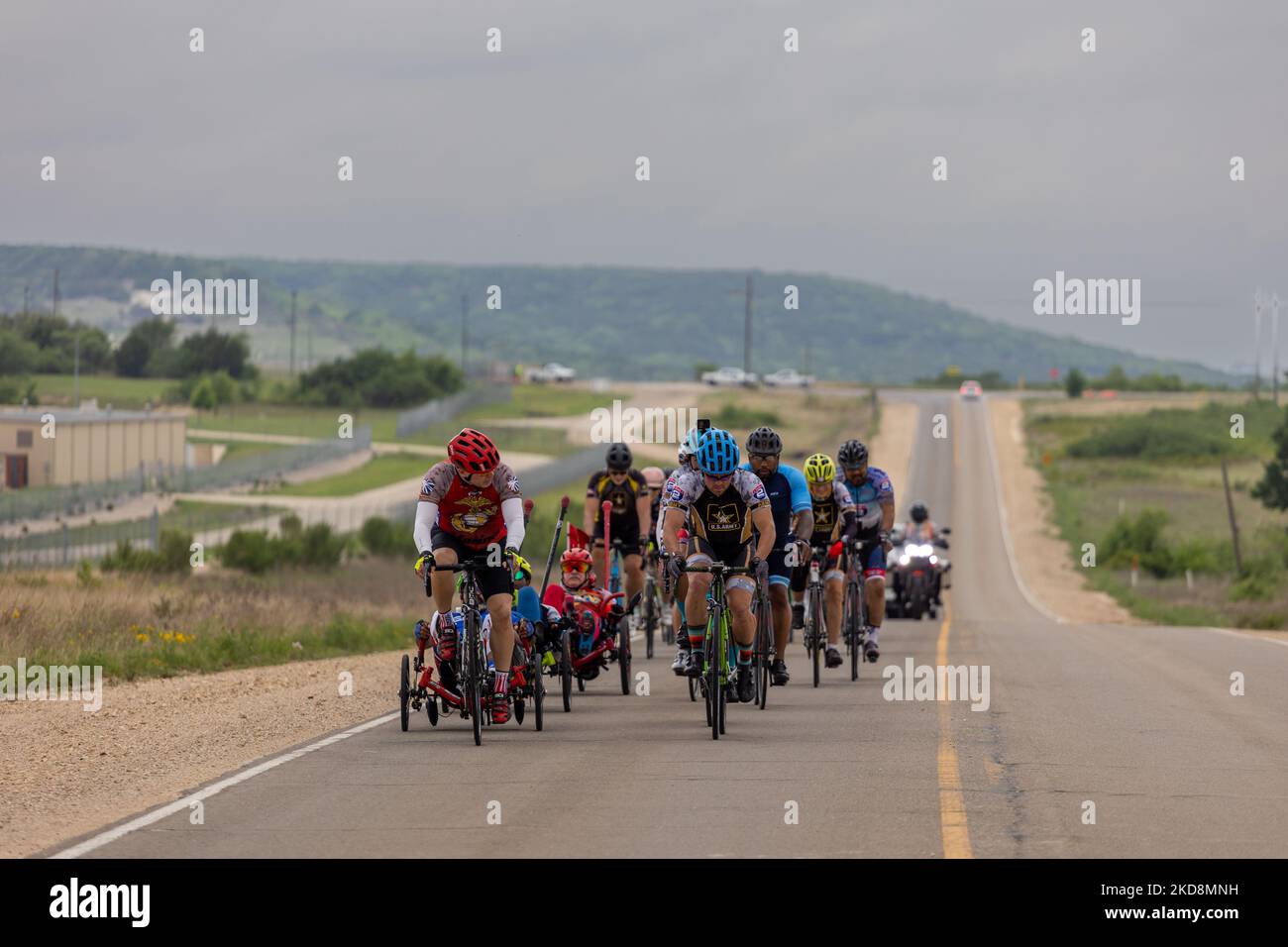 I ciclisti di Project HERO sono visti come partecipanti al Texas Challenge 2022; un giro in bicicletta di 400 giorni da San Antonio a Dallas, Texas. Project HERO è un'organizzazione no-profit che beneficia i veterani feriti e disabili e i soccorritori attraverso vari programmi ed eventi ciclistici. Giovedì 28 aprile 2022 a Waco, Texas. (Foto di Jason Whitman/NurPhoto) Foto Stock