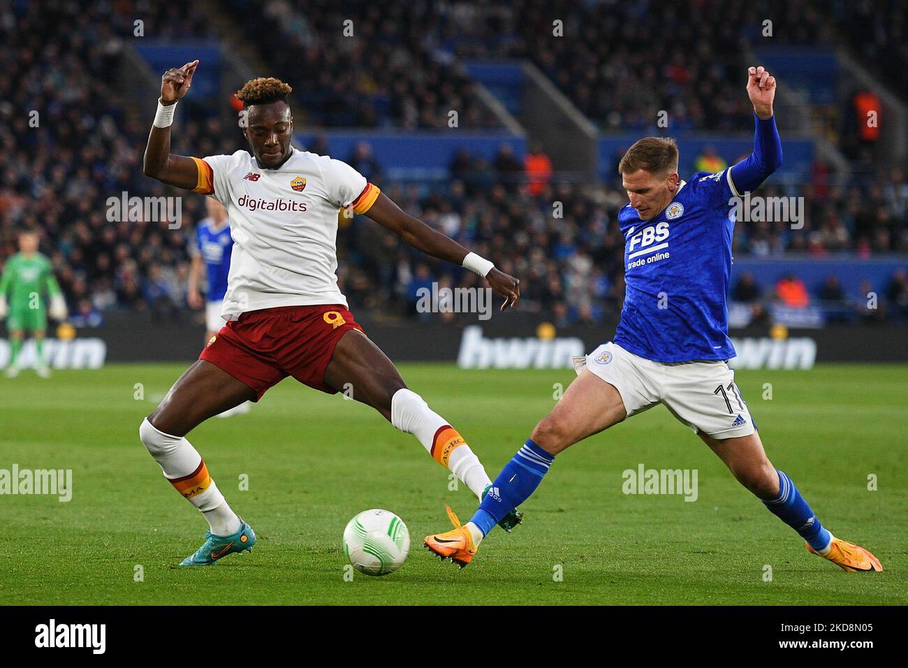 Tammy Abraham of AS Roma combatte con Marc Albrighton di Leicester City durante la semifinale 1st della UEFA Europa Conference League tra Leicester City e AS Roma al King Power Stadium di Leicester giovedì 28th aprile 2022. (Foto di Jon Hobley/MI News/NurPhoto) Foto Stock