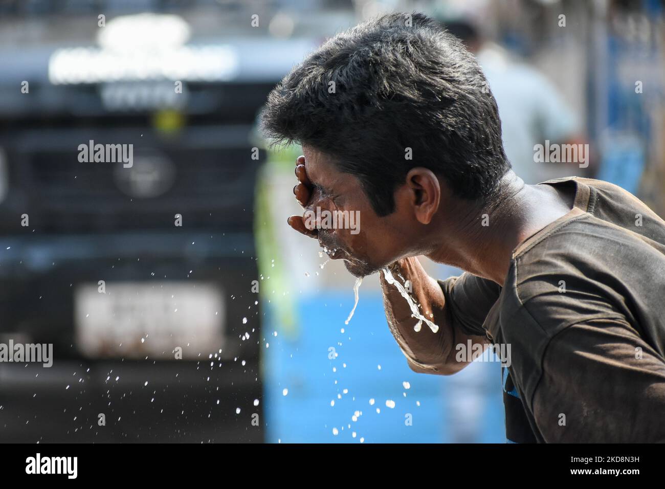 Un uomo è visto spruzzare acqua sulla sua faccia per sfuggire da caldo severo wav a Kolkata , India , il 29 aprile 2022 . Il dipartimento meteorologico indiano ( IMD ) ha emesso un allarme di onda di calore in ben 15 stati, in quanto la temperatura aumenta al di sopra di 42 gradi Celsius in molte parti del paese. (Foto di Debarchan Chatterjee/NurPhoto) Foto Stock
