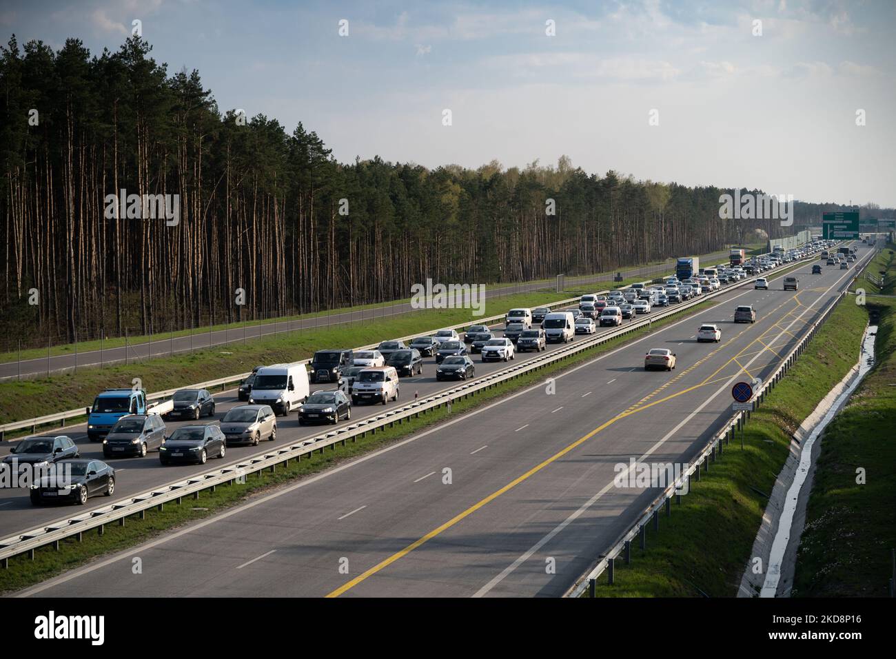 Ingorgo sulla Expressway S2 (Warsaw Southern bypass) a Varsavia, Polonia il 29 aprile 2022. Prima del lungo fine settimana (a causa dei giorni festivi del 1 e 3 maggio), sono cominciate le partenze intensive dalla città e le rotte in uscita sono state bloccate. (Foto di Mateusz Wlodarczyk/NurPhoto) Foto Stock