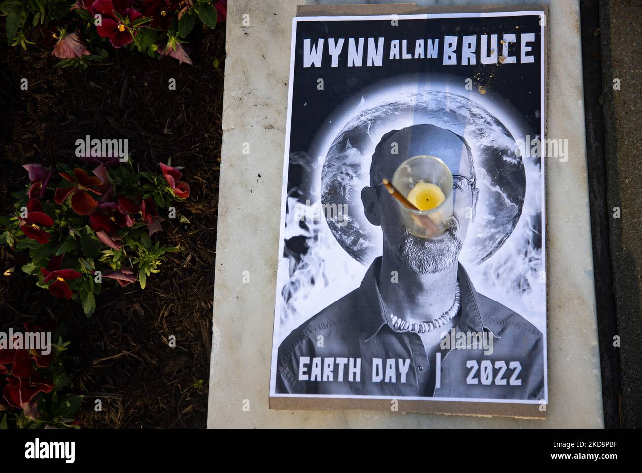 Un segno si trova sul terreno ad una veglia presso l'edificio della Corte Suprema a Washington, D.C., il 29 aprile 2022 per l'attivista ambientale Wynn Alan Bruce, che si autoimmolò presso la Corte Suprema la settimana prima di portare l'attenzione sulla crisi del cambiamento climatico. (Foto di Bryan Olin Dozier/NurPhoto) Foto Stock