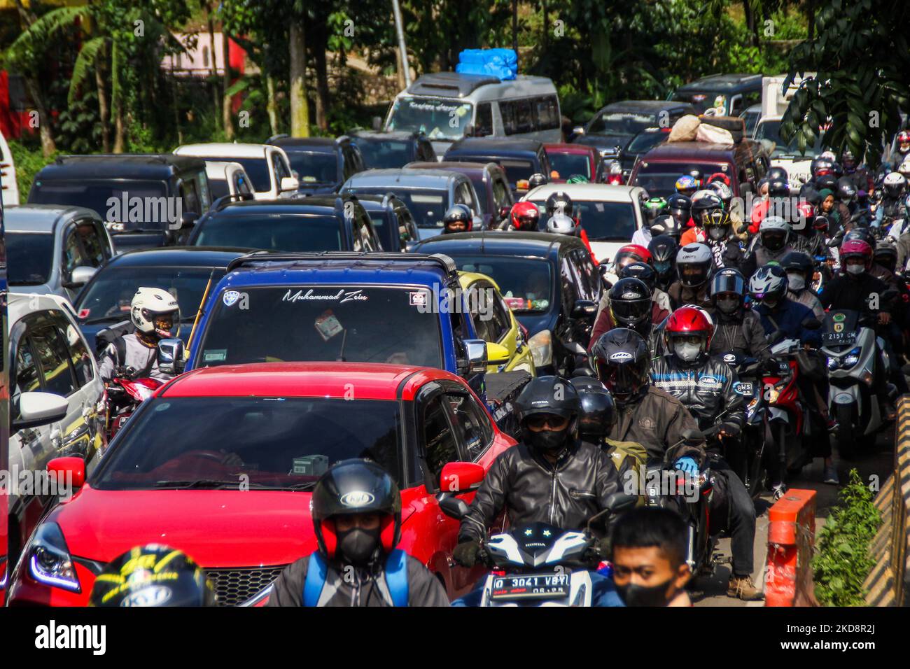 Gli automobilisti sono bloccati in ingorghi due giorni prima di eid al Fitr il 30 aprile 2022, a Nagreg, Bandung Regency, Indonesia. Milioni di persone hanno iniziato a lasciare la capitale per la loro città natale due giorni prima delle celebrazioni di Eid al-Fitr che segnano la fine del Ramadan. (Foto di Algi Libri Sugita/NurPhoto) Foto Stock