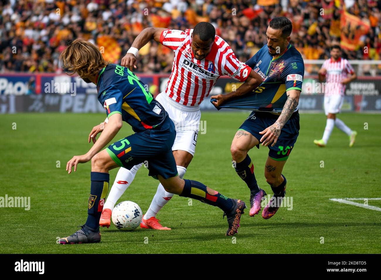 Daovide diaw di Vicenza in azione contro Antonino Gallo di Lecce e Francesco di Mariano di Lecce in occasione della partita di calcio italiana Serie B LR Vicenza vs US Lecce il 30 aprile 2022 allo stadio Romeo menti di Vicenza (Photo by Ettore Griffoni/LiveMedia/NurPhoto) Foto Stock