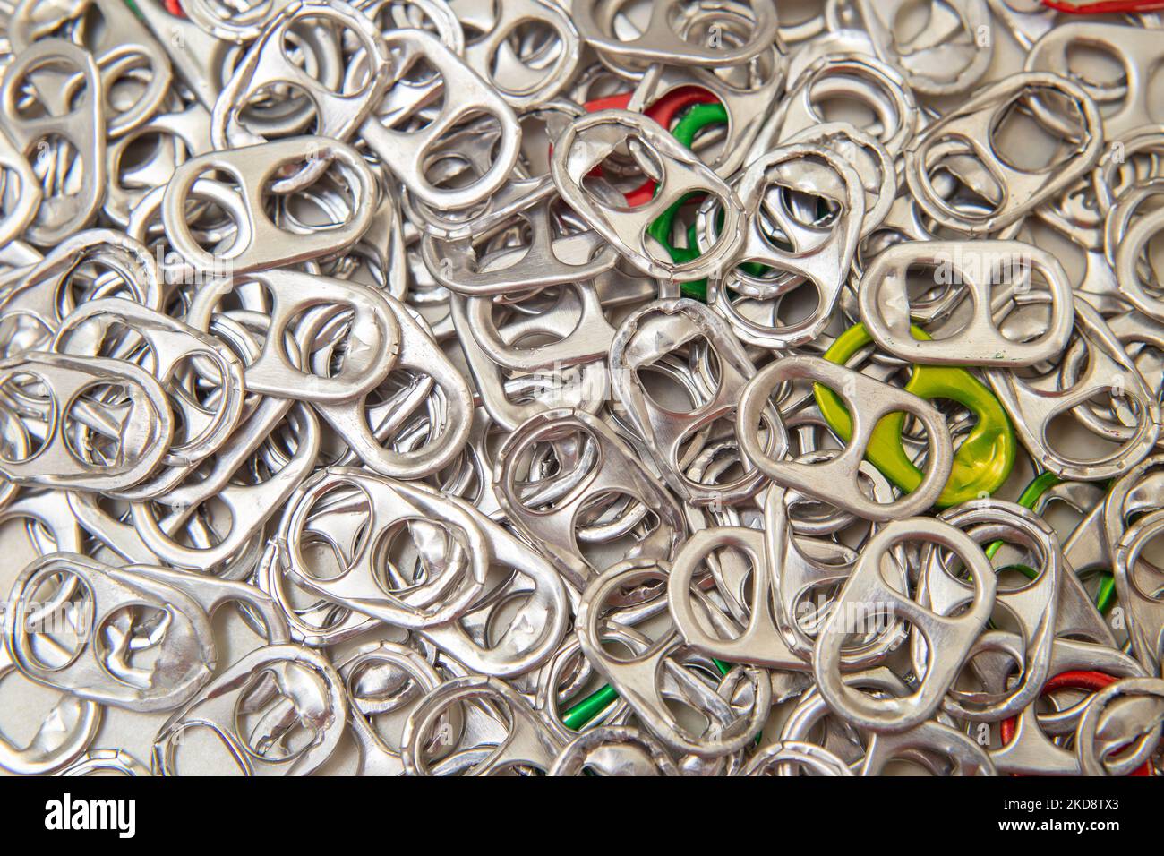 Goiânia, Goias, Brasile – 05 novembre 2022: Diversi francobolli in alluminio impilati pronti per il riciclaggio. Sigillo per lattine di bevande. Foto Stock