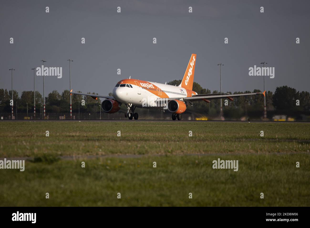 EasyJet Europe Airbus A319 come visto durante il tassing, ruotare e decollo fase di volo come parte dall'aeroporto Schiphol di Amsterdam. Il A319 ha la registrazione OE-LQN. EasyJet è un gruppo multinazionale britannico di compagnie aeree low cost con sede a Londra Luton Airport, mentre EasyJet Europe Airline GmbH ha sede a Vienna Austria con una flotta di 127 aerei. L'industria aeronautica sta mostrando ripresa e aumento della domanda dopo che le misure pandemiche di Coronavirus del Covid-19 si sono allentate in tutto il mondo. Amsterdam, Paesi Bassi il 27 aprile 2022 (Foto di Nicolas Economou/NurPhoto) Foto Stock