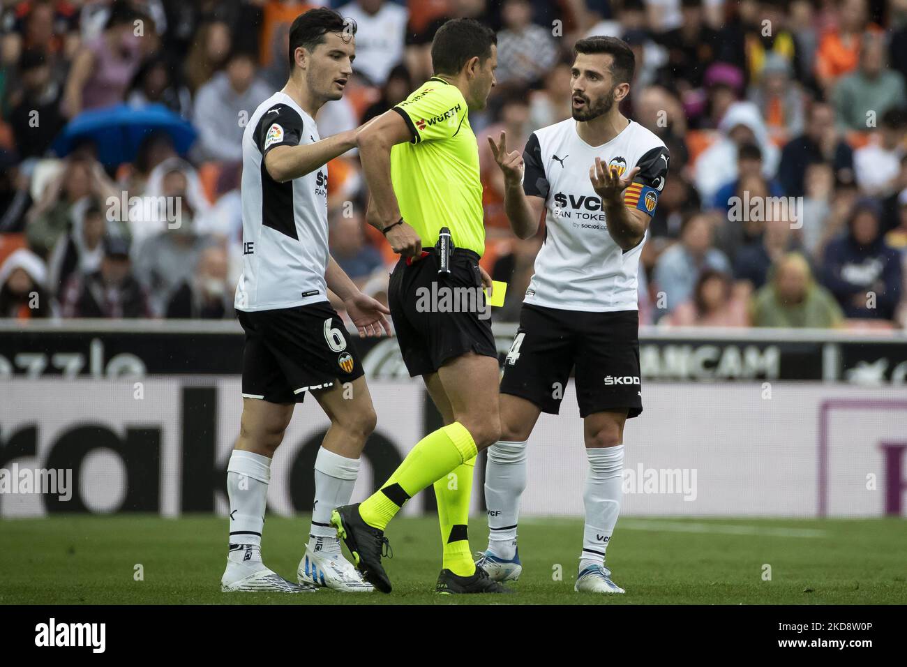 L'arbitro Figeroa Vazquez mostra il cartellino rosso a Jose Luis Gaya di Valencia CF (R) durante la partita la Liga tra Valencia CF e Levante UD allo Stadio Mestalla il 30 aprile 2022. (Foto di Jose Miguel Fernandez/NurPhoto) Foto Stock