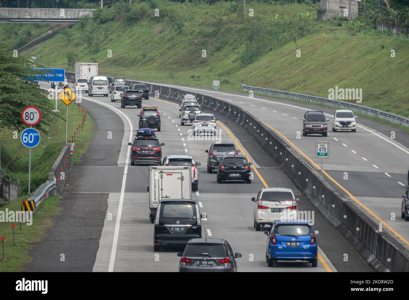 Gli automobilisti passarono attraverso la strada a pedaggio Semarang-solo a Boyolali, Giava Centrale, Indonesia, il 30 aprile 2022. Milioni di persone si dirigono verso la loro città natale per celebrare Eid al-Fitr con le loro famiglie, che segna la fine del Ramadan. (Foto di Rizqullah Hamiid/NurPhoto) Foto Stock
