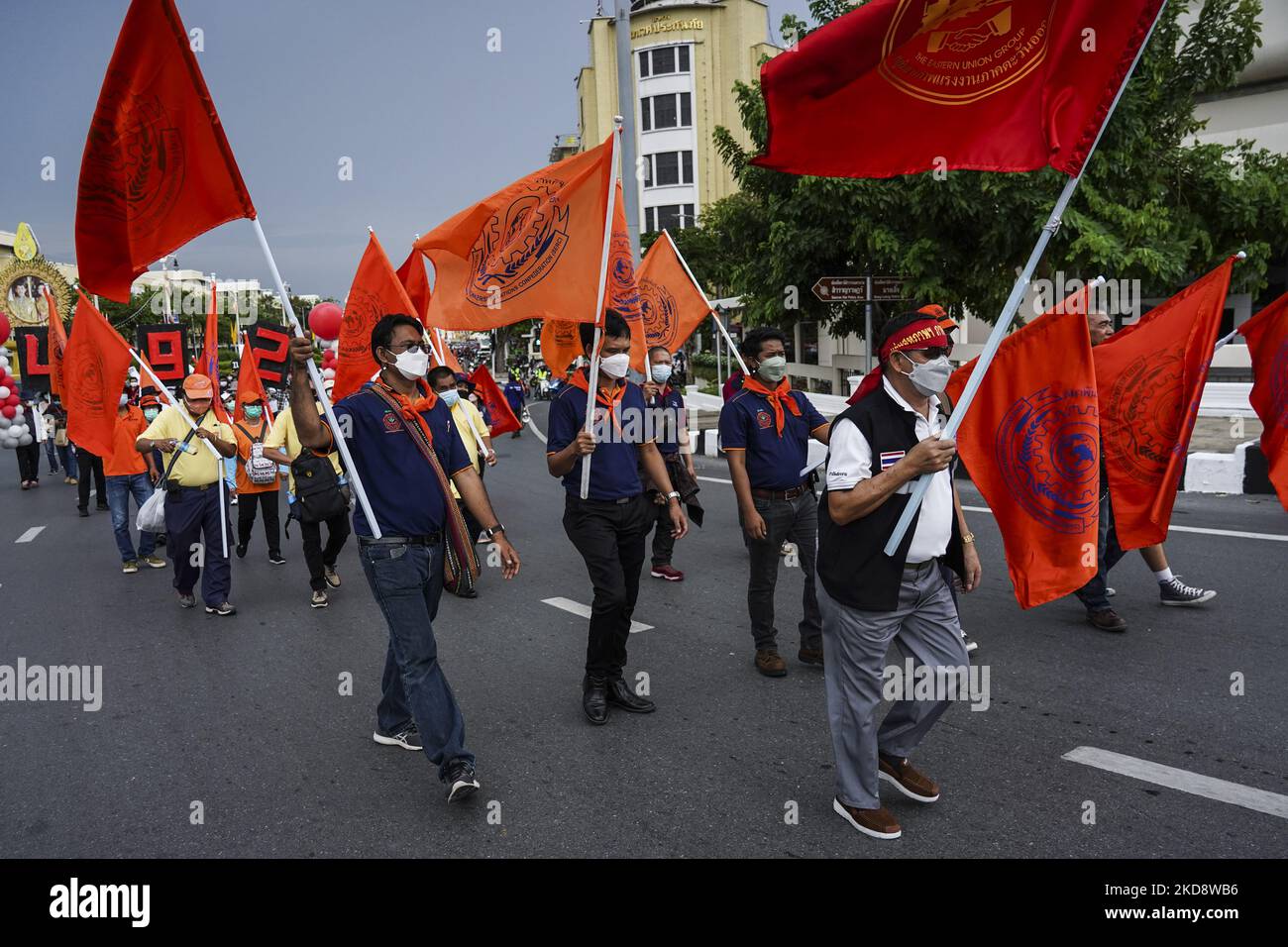 I gruppi per i diritti dei lavoratori thailandesi e migranti e i sindacati statali delle imprese marciano per i diritti dei lavoratori di fronte al Monumento della democrazia durante una parata della Giornata dei lavoratori a Bangkok, Thailandia, 01 maggio 2022. (Foto di Anusak Laowilas/NurPhoto) Foto Stock