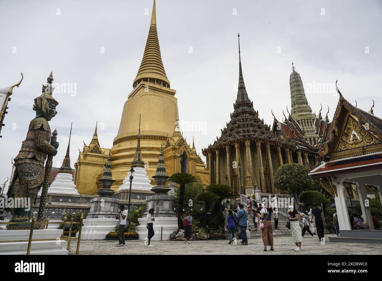 I turisti stranieri che indossano maschere facciali visitano il Tempio del Buddha di Smeraldo a Bangkok, Thailandia, 01 maggio 2022. La Thailandia permette ai turisti vaccinati di entrare nel paese e di eliminare tutte le restrizioni di ingresso COVID-19 nel tentativo di stimolare l'industria turistica. (Foto di Anusak Laowilas/NurPhoto) Foto Stock