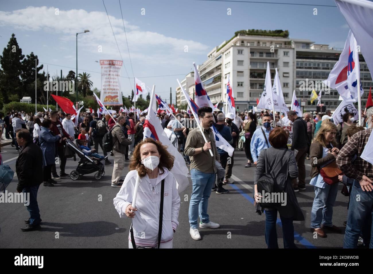 Manifestazione dei membri dei sindacati dei lavoratori per lo sciopero del 1st maggio in piazza Syntagma ad Atene, in Grecia, il 1 maggio 2022. (Foto di Nikolas Kokovlis/NurPhoto) Foto Stock