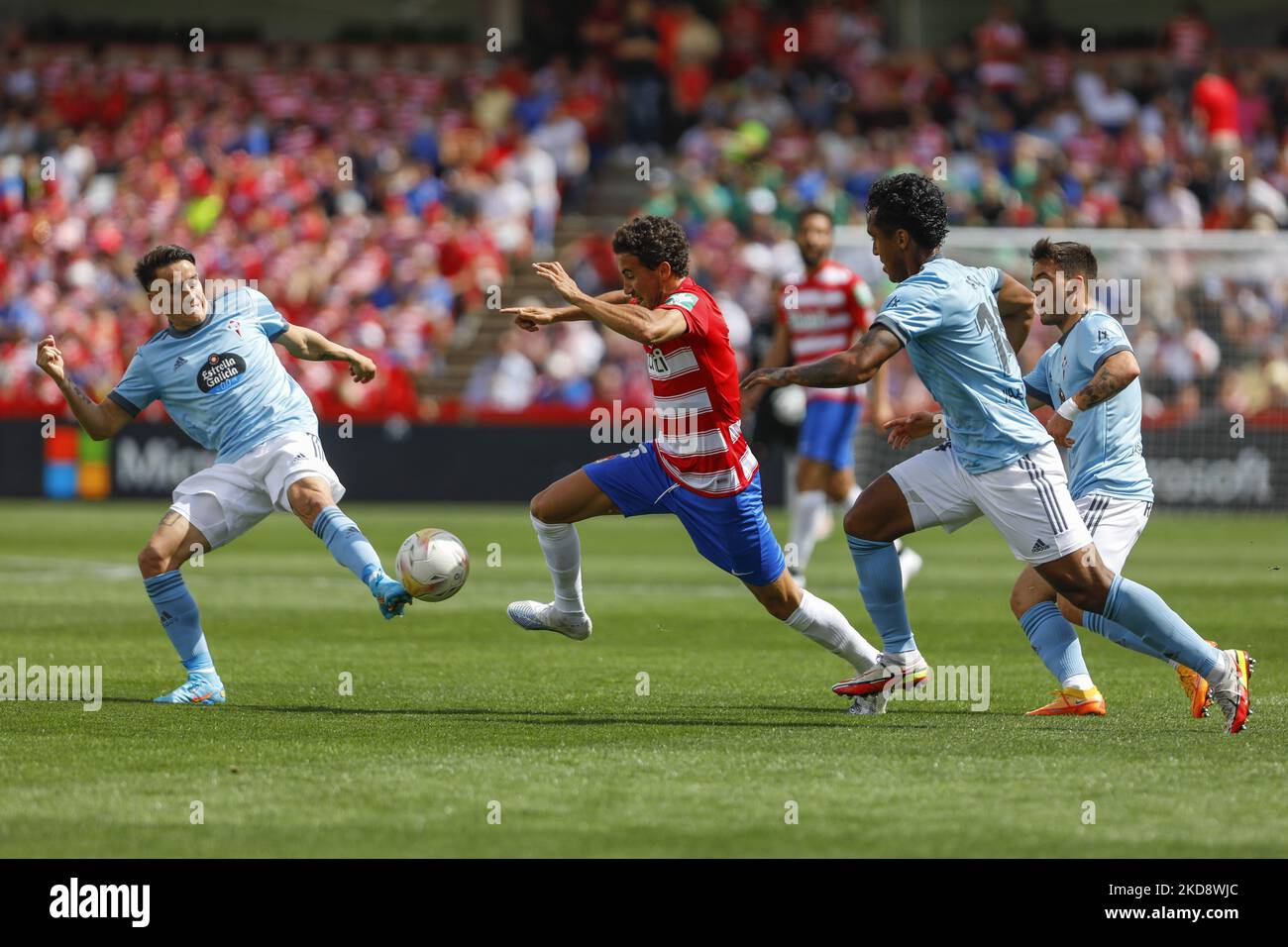 Luis Milla, di Granada CF e Cervi, di RC Celta durante la partita la Liga tra Granada CF e RC Celta de Vigo allo Stadio nuovo Los Carmenes il 01 maggio 2022 a Granada, Spagna. (Foto di Álex Cámara/NurPhoto) Foto Stock