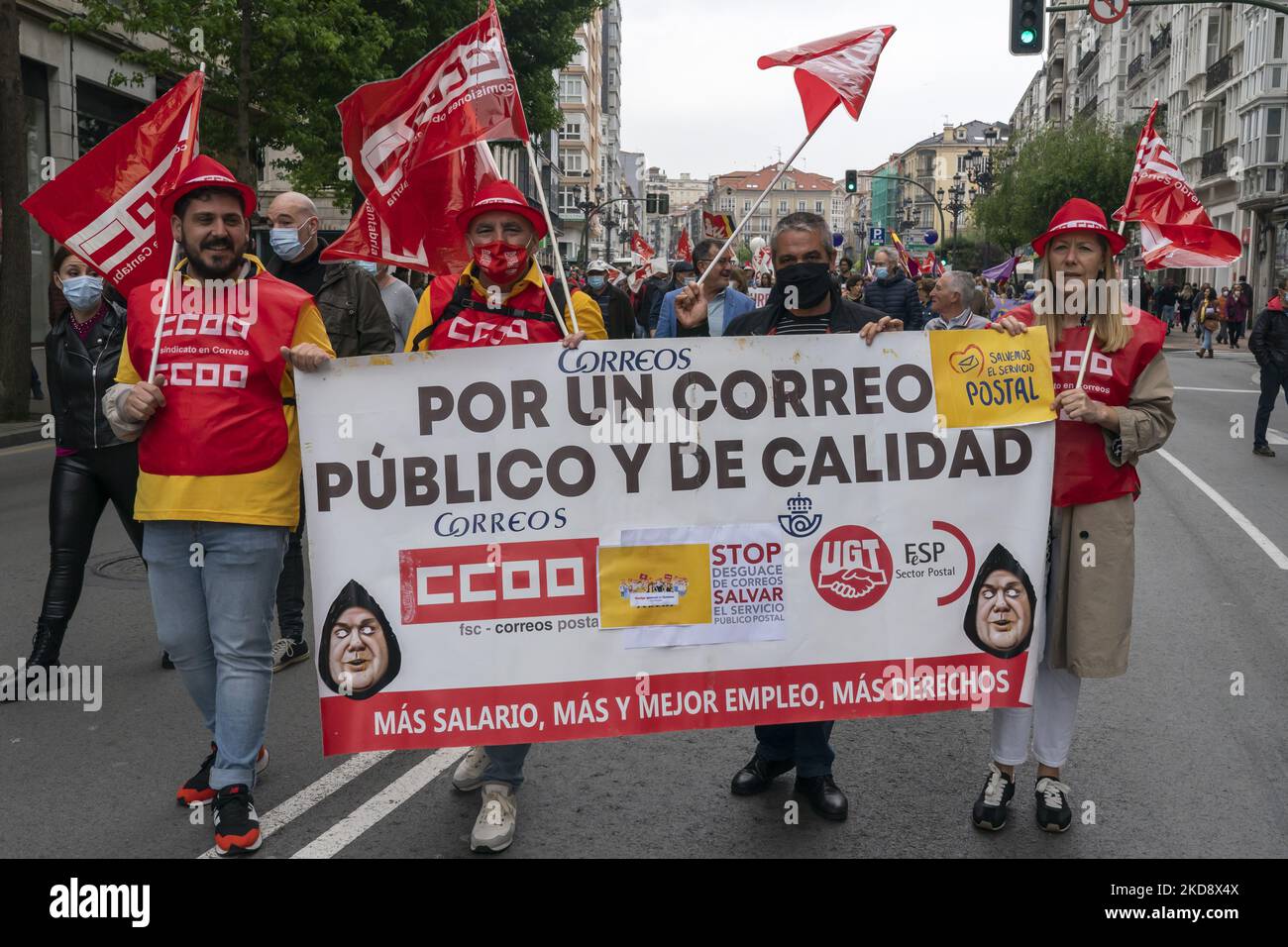 I lavoratori del servizio postale partecipano alla manifestazione che si svolge per le strade di Santander (Spagna) il 1 maggio, per commemorare la Giornata Internazionale del lavoro, che viene presa come giorno di protesta e come una vacanza. (Foto di Joaquin Gomez Sastre/NurPhoto) Foto Stock