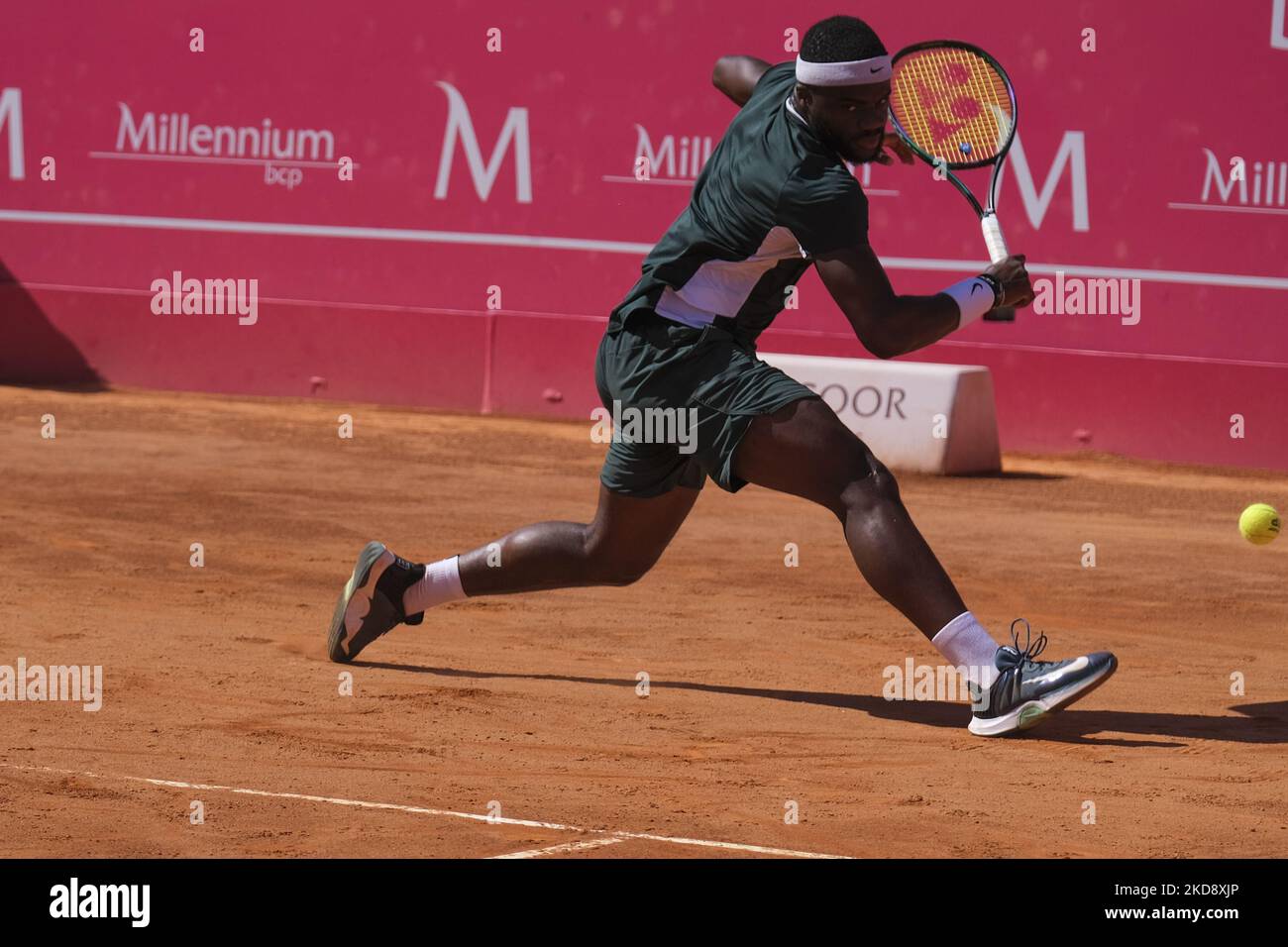 Frances Tiafoe degli Stati Uniti gareggia contro Sebastian Baez dell'Argentina nella finale del torneo di tennis Millennium Estoril Open ATP 250 all'Estoril Tennis Club di Estoril, Portogallo, il 1 maggio 2022. (Foto di Nuno Cruz/NurPhoto) Foto Stock