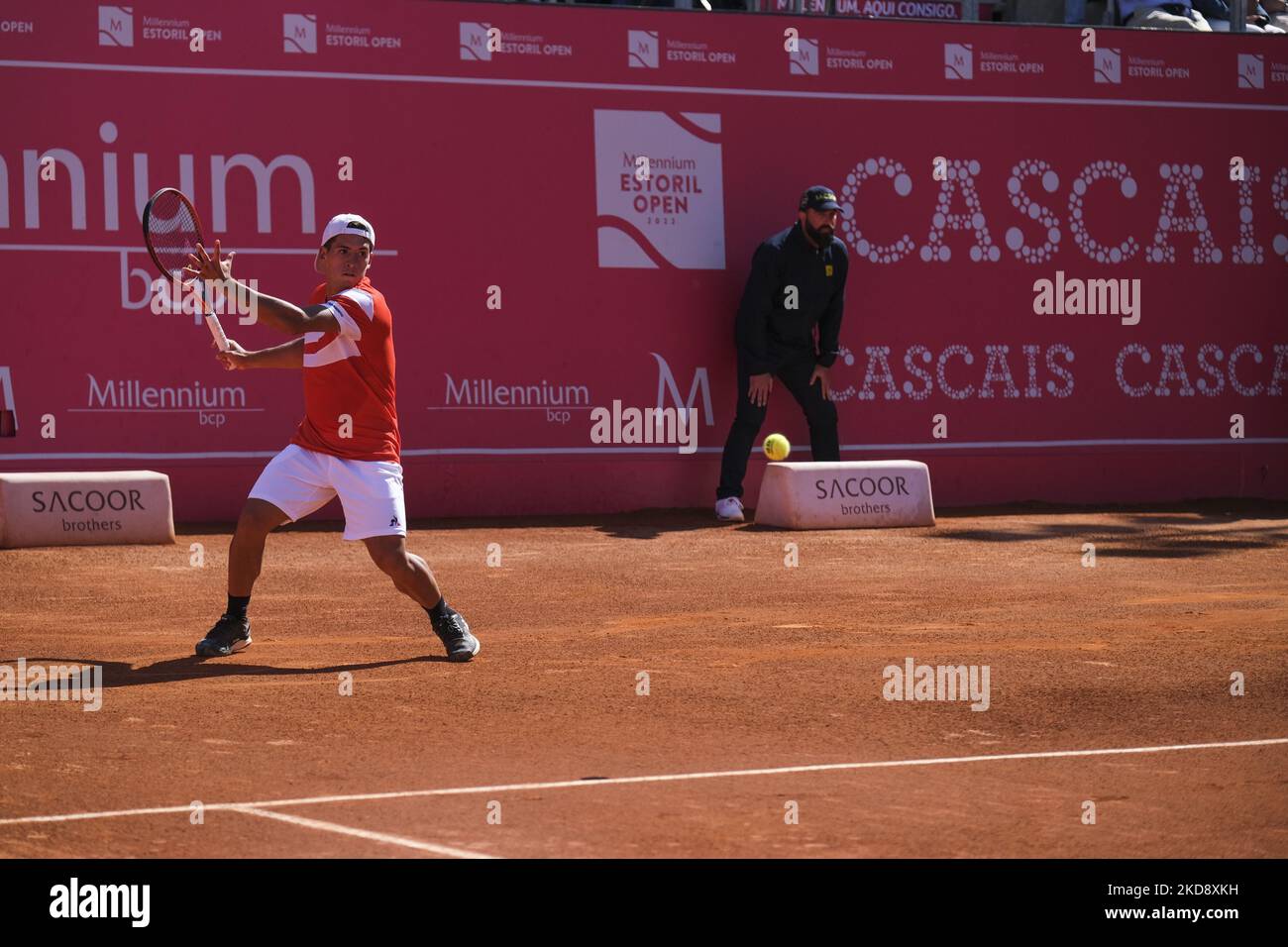 Frances Tiafoe degli Stati Uniti gareggia contro Sebastian Baez dell'Argentina nella finale del torneo di tennis Millennium Estoril Open ATP 250 all'Estoril Tennis Club di Estoril, Portogallo, il 1 maggio 2022. (Foto di Nuno Cruz/NurPhoto) Foto Stock