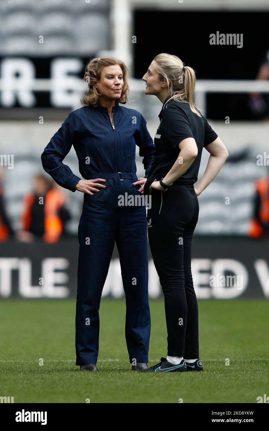 Il co-proprietario di Newcastle United, Amanda Staveely, e Becky Langley, Newcastle United Manager, parlano dopo la fa Women's National League Division One tra Newcastle United e Alnwick Town a St. James's Park, Newcastle lunedì 2nd maggio 2022. (Foto di will Matthews/MI News/NurPhoto) Foto Stock