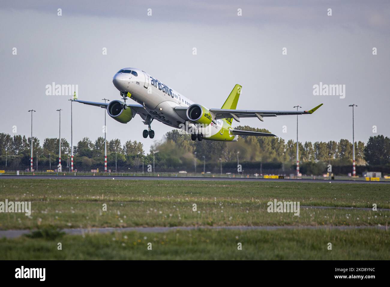 Air Baltic Airbus A220-300 l'ex Bombardier CSeries CS300 BD-500, visto in partenza dall'aeroporto Schiphol di Amsterdam. L'aereo decollo ha la registrazione YL-CSC e il nome Aluksne. AirBaltic è il vettore di bandiera della Lettonia e collega Amsterdam a riga, Tallinn, Tampere e Vilnius. Il traffico di passeggeri ha cominciato ad aumentare mostrando un miglioramento significativo dopo 2 anni di misure di blocco e restrizioni di viaggio a causa della Pandemia di Coronavirus COVID-19. Amsterdam, Paesi Bassi il 27 aprile 2022 (Foto di Nicolas Economou/NurPhoto) Foto Stock