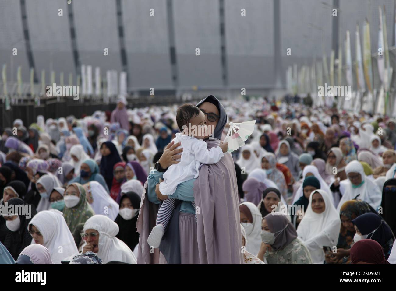 I musulmani assistono alle preghiere di Eid al-Fitr, che segnano la fine del mese sacro islamico del Ramadan, allo stadio internazionale di Giacarta, il 2 maggio 2022. (Foto di Aditya Irawan/NurPhoto) Foto Stock