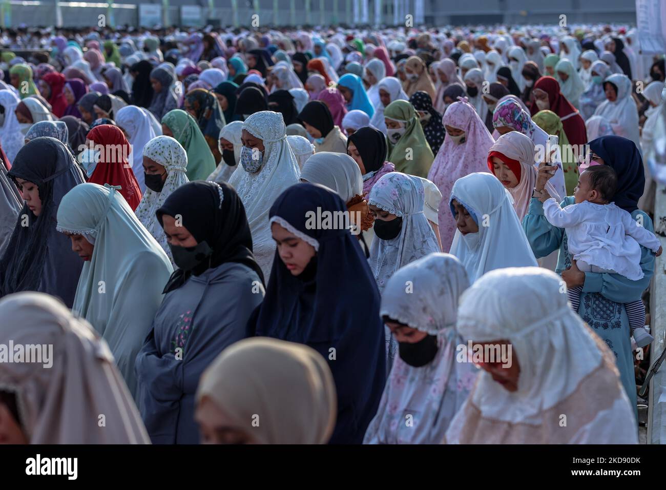 I fedeli musulmani assistono alle preghiere durante Eid al-Fitr, che segna la fine del santo mese del digiuno del Ramadan allo stadio internazionale di Giacarta, Indonesia, il 2 maggio 2022. (Foto di Garry Lotulung/NurPhoto) Foto Stock