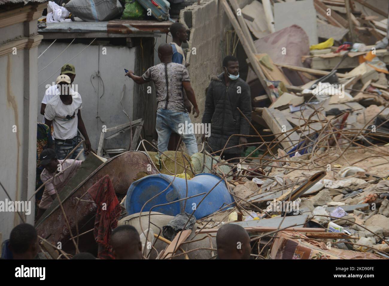 Il salvataggio è in corso presso il sito di un edificio crollato a Ibadan Street lungo Herbert Macaulay Way nella zona di Ebute Metta dello Stato di Lagos, il 2 maggio 2022. Otto persone sono state confermate morte, tra cui una madre e un bambino, dopo il crollo di un edificio a tre piani, che è scesi la domenica sera a Ibadan Street lungo Herbert Macaulay Way nella zona di Ebute Metta dello Stato di Lagos, il 2 maggio 2022. (Foto di Olukayode Jaiyeola/NurPhoto) Foto Stock