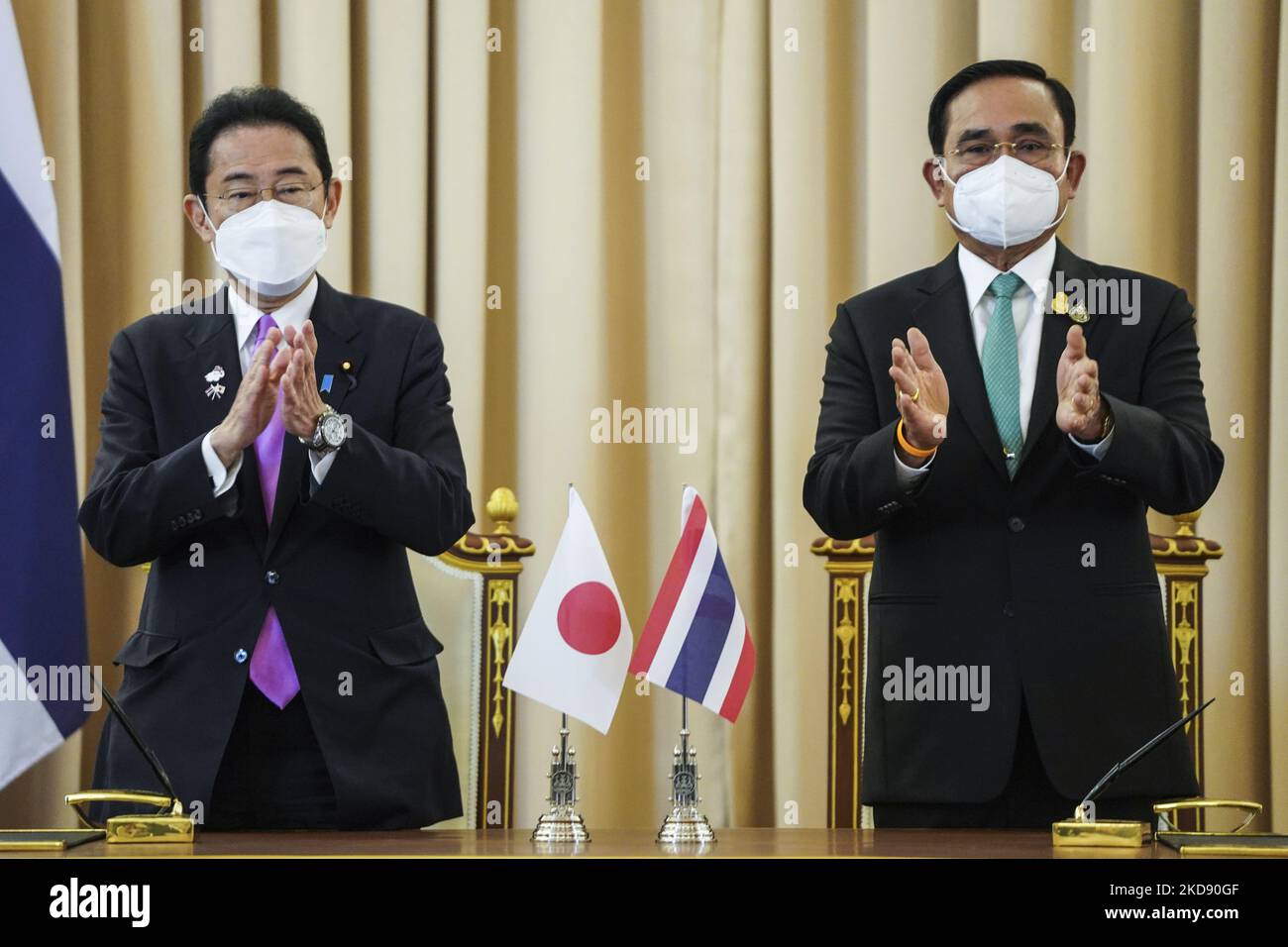 Il primo ministro giapponese Fumio Kishida e il primo ministro tailandese Prayut Chan-o-cha sono testimoni della firma di un memorandum of understanding (MOU) a Bangkok, Thailandia, 02 maggio 2022. (Foto di Anusak Laowilas/NurPhoto) Foto Stock